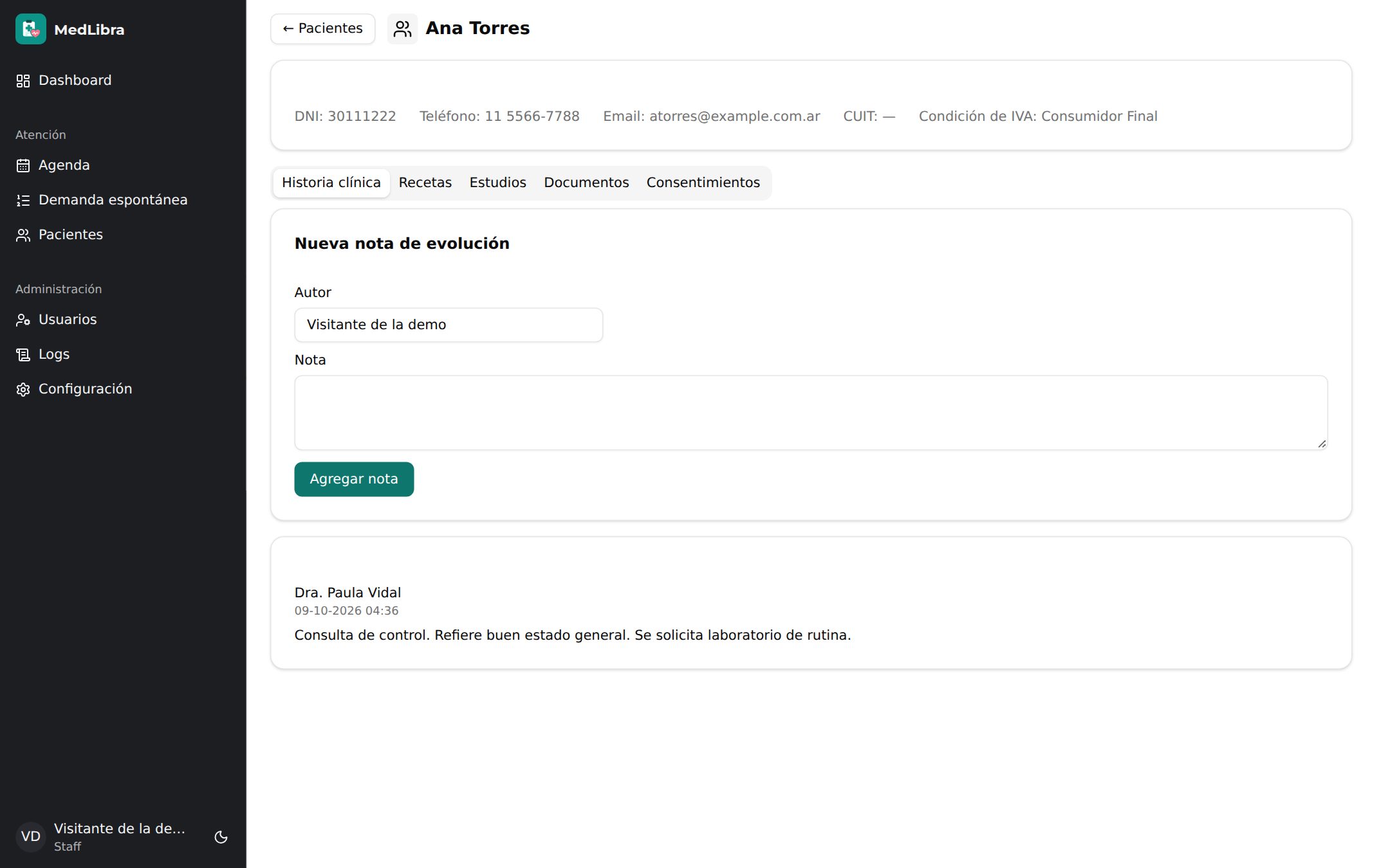Ficha de un paciente en MedLibra: datos de contacto y pestañas de historia clínica, recetas, estudios, documentos y consentimientos, con una nota de evolución